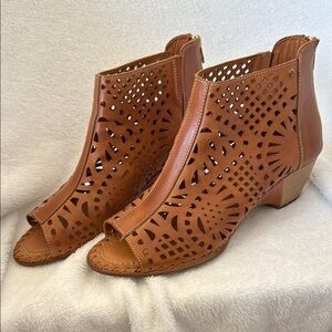 Pikolinos Women's Tan Cutout Ankle Boots